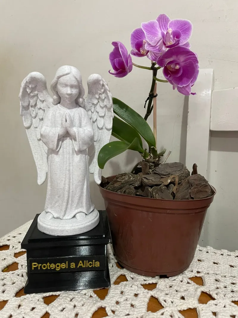Protótipo do Anjo da Guarda no ateliê da Brindaria