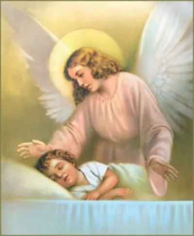 Pintura do Anjo da Guarda, de grandes asas brancas e auréola, velando com a mão estendida sobre uma criança adormecida.