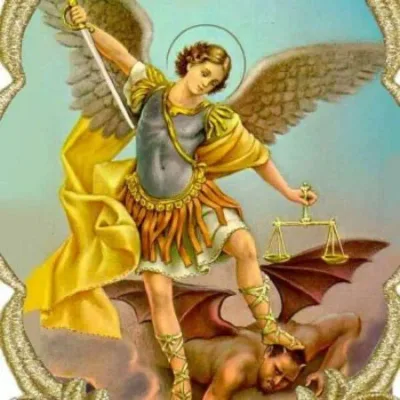 São Miguel Arcanjo alado, de armadura e manto amarelo, ergue a espada e a balança da justiça pisando um demônio.